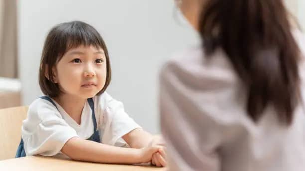 말이 늦은 아이 자극법 - 언어발달 검사를 받고 있는 아이
