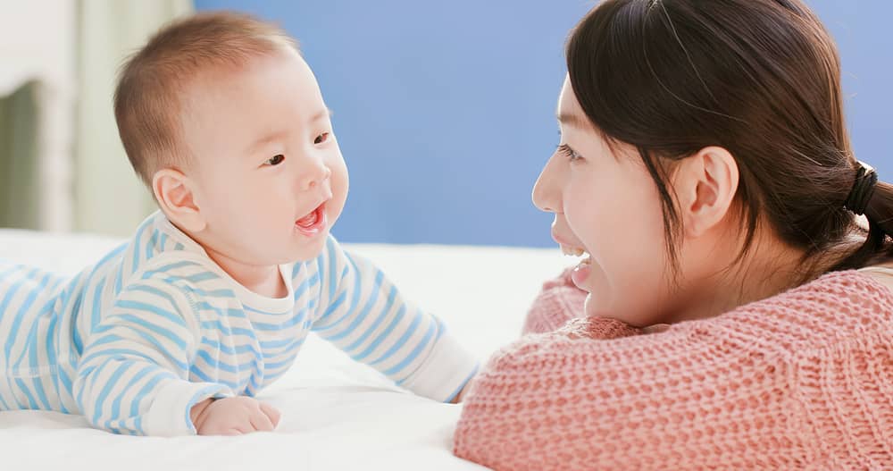 말이 늦은 아이 자극법 - 엄마와 아기가 눈을 맞추며 교감하는 모습
